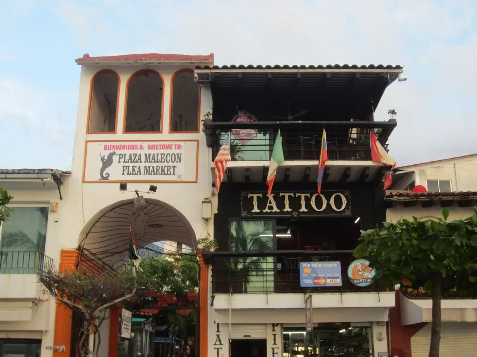 Fachada de un estudio de tatuajes en Puerto Vallarta, Jalisco, México