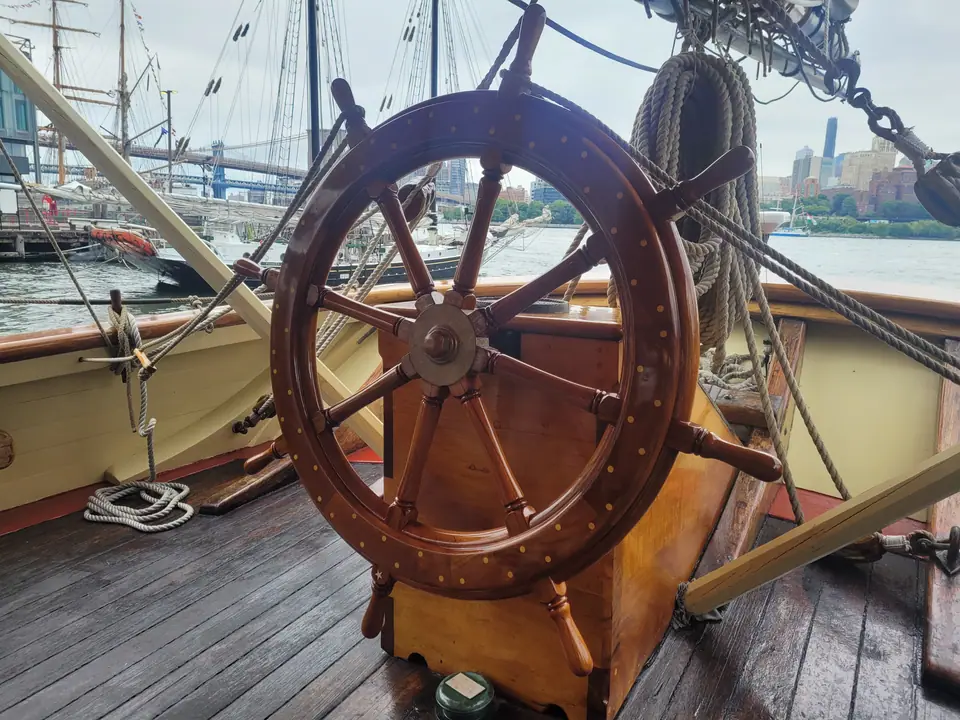 Timón de rueda de madera del velero Pride of Baltimore II