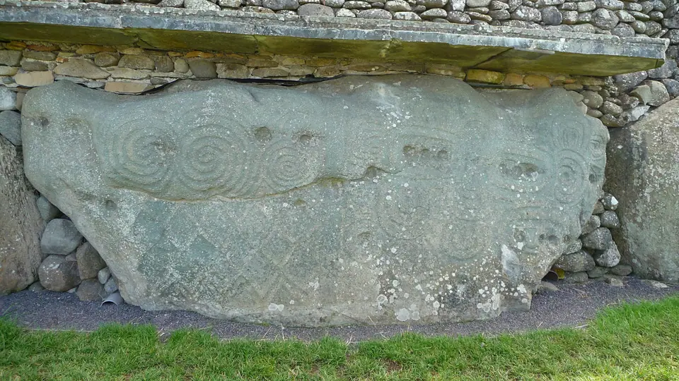 La piedra de entrada de Newgrange, con sus tallados completos, en el condado de Meath, Irlanda
