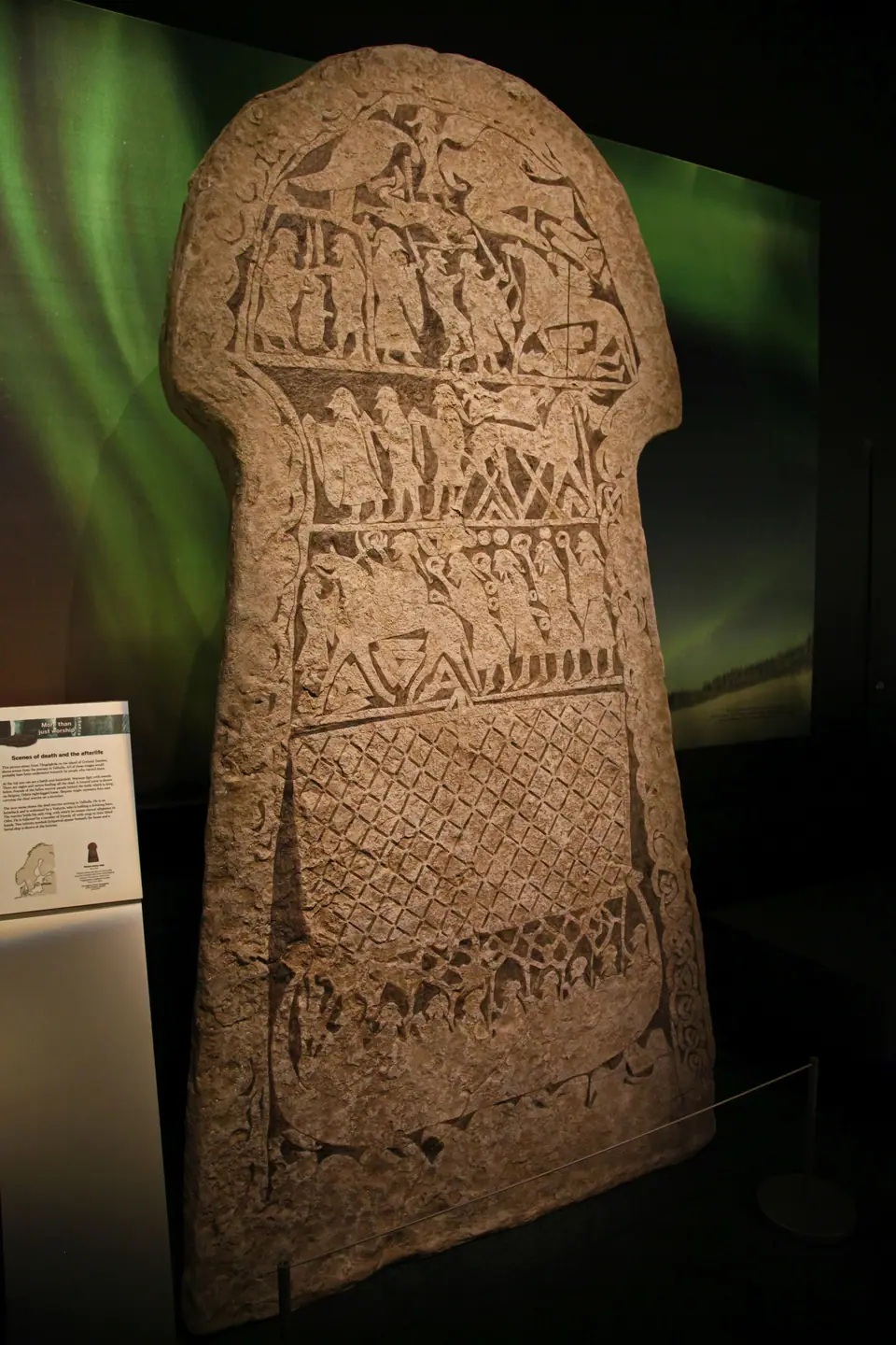 Piedra pictórica de Tängelgårda, Gotland, con el valknut tallado, exhibida por el Museo Histórico de Suecia