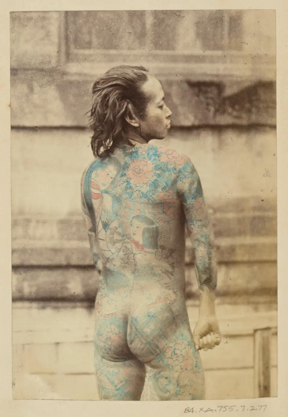 Hombre japonés con irezumi de cuerpo completo, fotografía de Felice Beato, siglo XIX
