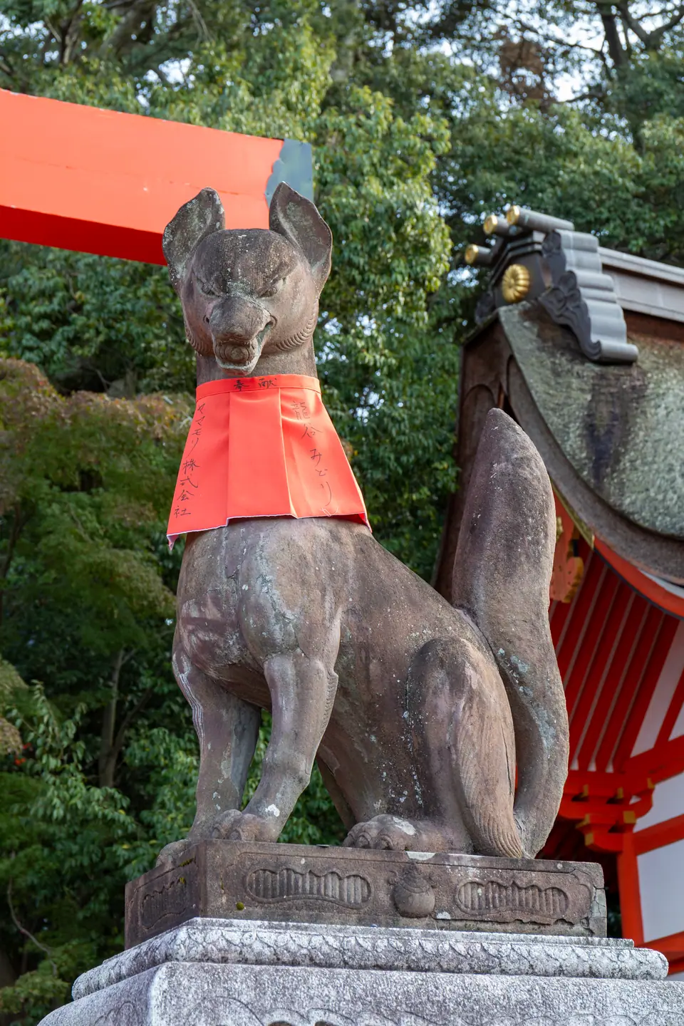 Estatua de zorro con babero rojo en el santuario Fushimi Inari, Kioto